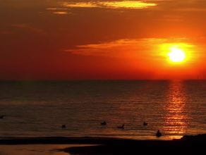 Wschód słońca na plaży w Jelitkowie