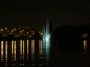 Iluminowana fontanna na zbiorniku Srebrniki