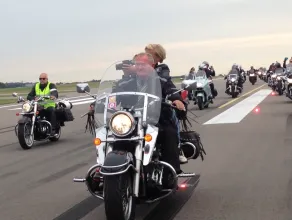 Motocykle przejechały po drodze startowej lotniska