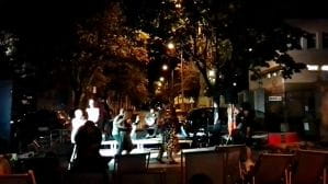 Muzyka i tańce na środku ulicy