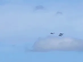 Trzy samoloty  F-16 nad Rumią