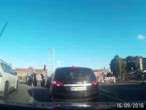 Kobieta cofa i uderza w inne auto