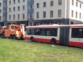Holowanie autobusu na Wałach Piastowskich w Gdańsku
