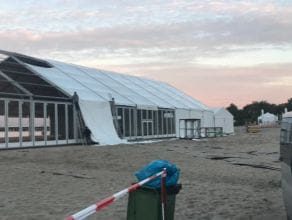 Duży namiot na plaży w Sopocie