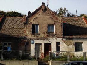 Niszczeje stary dom przy Kartuskiej