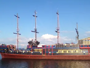Statek Pirat z Ustki odpływa z molo w Sopocie