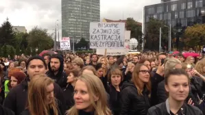 Manifestacja i kontrmanifestacja na pl. Solidarności 