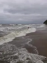 Kąpiel w morzu podczas sztormu