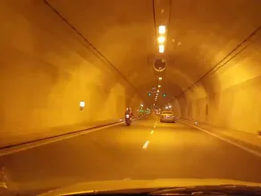 Motocyklista pędzący w tunelu