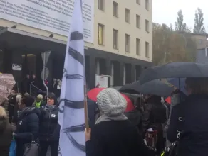 Czarny protest pod budynkiem Solidarności