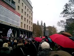 Czarny protest przed siedzibą Solidarności w Gdańsku