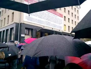 Parasolki na czarnym proteście pod budynkiem Solidarności