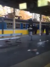 Kibice i policja na peronie w Sopocie
