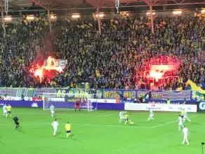 Płonie flaga Lechii Gdańsk na stadionie w Gdyni