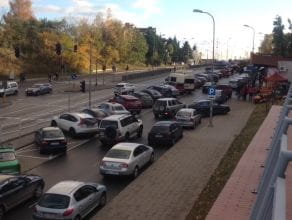 Tłumy i setki aut przed Cmentarzem Łostowickim