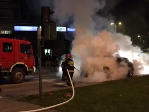 Akcja gaszenia płonącego auta przy Zieleniaku