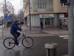 Jadą rowerzyści drogą w Gdyni