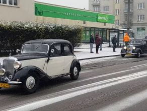 Zabytkowe auta  w drodze na paradę w Gdyni