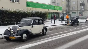 Zabytkowe auta  w drodze na paradę w Gdyni