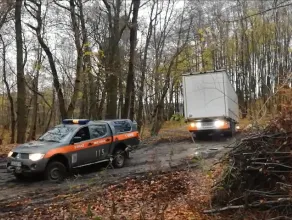 Akcja wyciągania ciężarówki z lasu przy ul. Inżynierskiej
