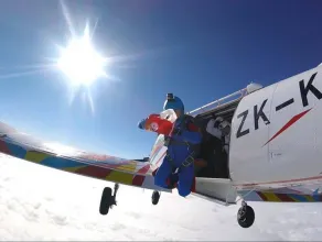Biedronka w przestworzach - skok spadochroniarzy w ramach zabawy "Biedronka on tour"