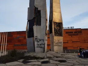 Zniszczony Pomnik Poległych Stoczniowców