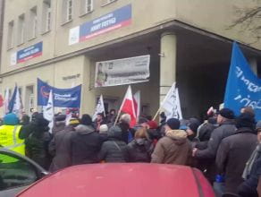 KOD protestuje pod siedzibą PiS w Gdańsku