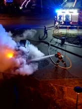 Strażacy gaszą samochód osobowy
