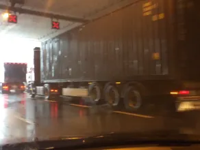 TiR-y blokują pas w tunelu pod Wisłą