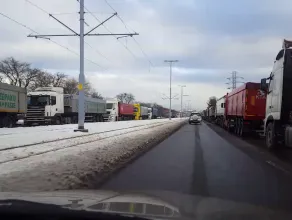 Ponad setka ciężarówek blokuje po jednym pasie na Marynarki Polskiej