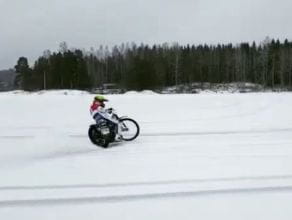 Linus Sundstroem trenuje żużel na śniegu w Szwecji