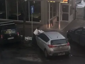 Mężczyzna łamie wycieraczki samochodów na ul. Mściwoja w Gdyni