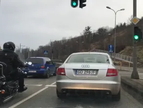 Miły gest kierowcy Audi - przepuszcza motocykl