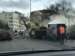 Drogowcy kładą "gluty" na jezdni w Gdyni