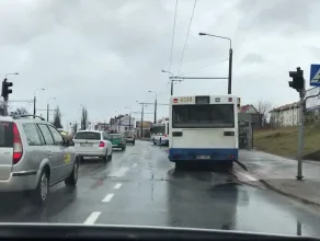 Zepsuty autobus powoduje korek na Wielkopolskiej