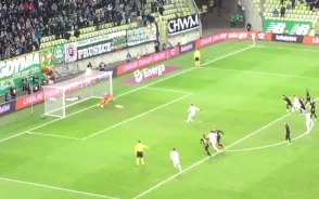 Flavio Paixao strzela gola z karnego na 2:1 w meczu Lechia - Cracovia 