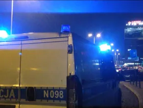 Policjanci prowadzą osobę do radiowozu w centrum Gdańska