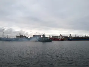Okręt wojenny wychodzi z portu w Gdyni