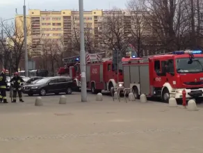 3 wozy strażackie pod szpitalem w Gdyni