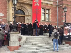50 osób odmawiało różaniec pod siedzibą rady miasta w Gdańsku