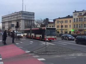Autobus blokuje pas ruchu w centrum Gdańska 