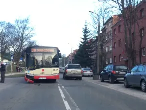 Stłuczka autobusu z samochodem na Powstańców Warszawskich w Gdańsku