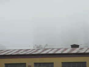 Gęsta mgła zasłoniła Sea Towers w Gdyni
