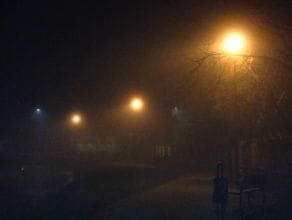 Staw skąpany w nocnej mgle