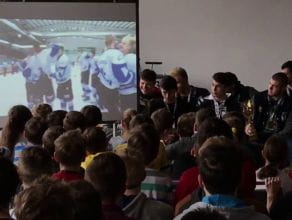 Mistrzowie Polski juniorów w hokeju na lodzie odwiedzili dawną szkołę