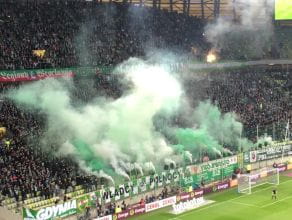 Biało-zielone świece dymne na stadionie