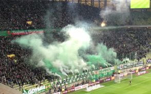 Biało-zielone świece dymne na stadionie