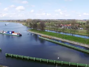 Barka z kontenerami płynie z Gdańska do Warszawy