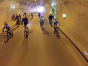 Rowerzyści w tunelu pod Martwą Wisłą