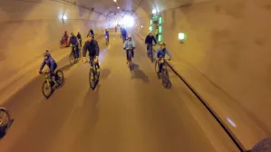 Rowerzyści w tunelu pod Martwą Wisłą